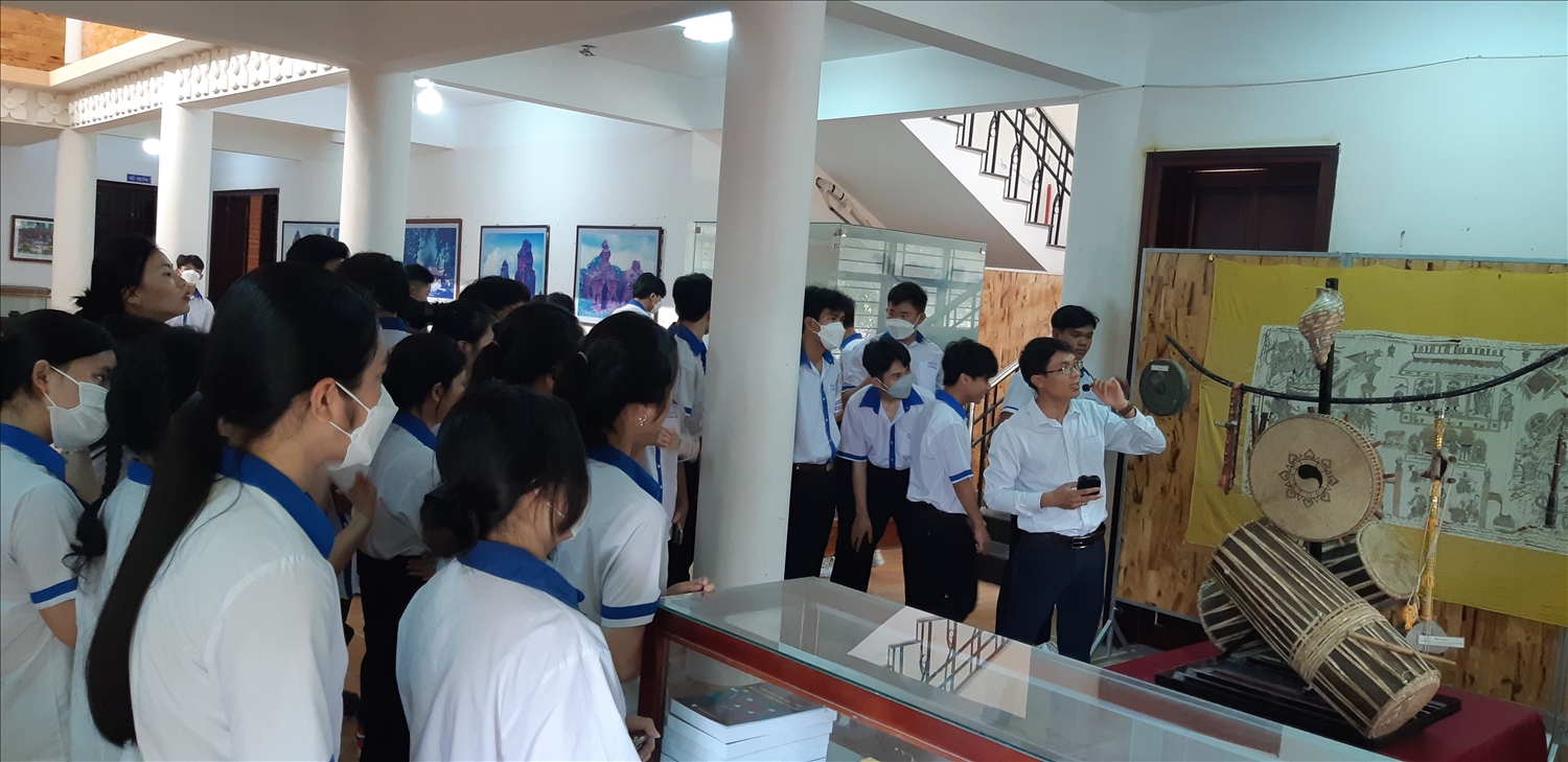 Thuyết minh về nhạc cụ sử dụng trong nghi lễ Rija tại Trung tâm Nghiên cứu Văn hóa Chăm Ninh Thuận