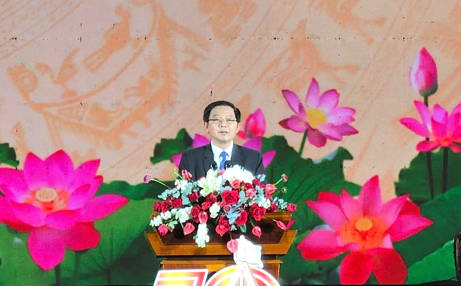 Ông Hồ Quốc Dũng - Ủy viên Ban Chấp hành Trung ương Đảng, Bí thư Tỉnh ủy, Chủ tịch HĐND tỉnh Bình Định, đọc diễn văn tại buổi Lễ kỷ niệm