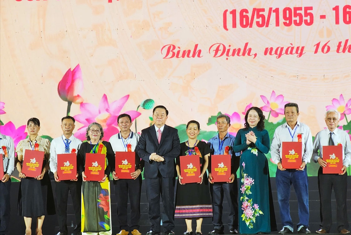 Nguyễn Trọng Nghĩa – Ủy viên Bộ Chính trị, Bí thư Trung ương Đảng, Trưởng Ban Tuyên giáo và Dân vận Trung ương và bà Võ Thị Ánh Xuân - Uỷ viên Ban Chấp hành Trung ương Đảng, Phó Chủ tịch nước Trao hồ sơ, kỷ vật cho thân nhân cán bộ đi B