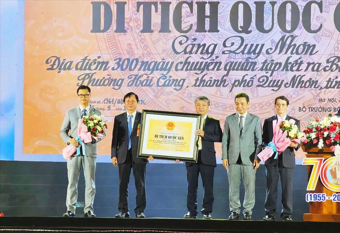 Ông Hoàng Đạo Cương - Thứ trưởng Bộ Văn hóa, Thể thao và Du lịch (thứ 2 từ phải sang), trao Bằng Di tích quốc gia Cảng Quy Nhơn - Địa điểm 300 ngày chuyển quân tập kết ra Bắc (1954 - 1955) lãnh đạo Tp. Quy Nhơn