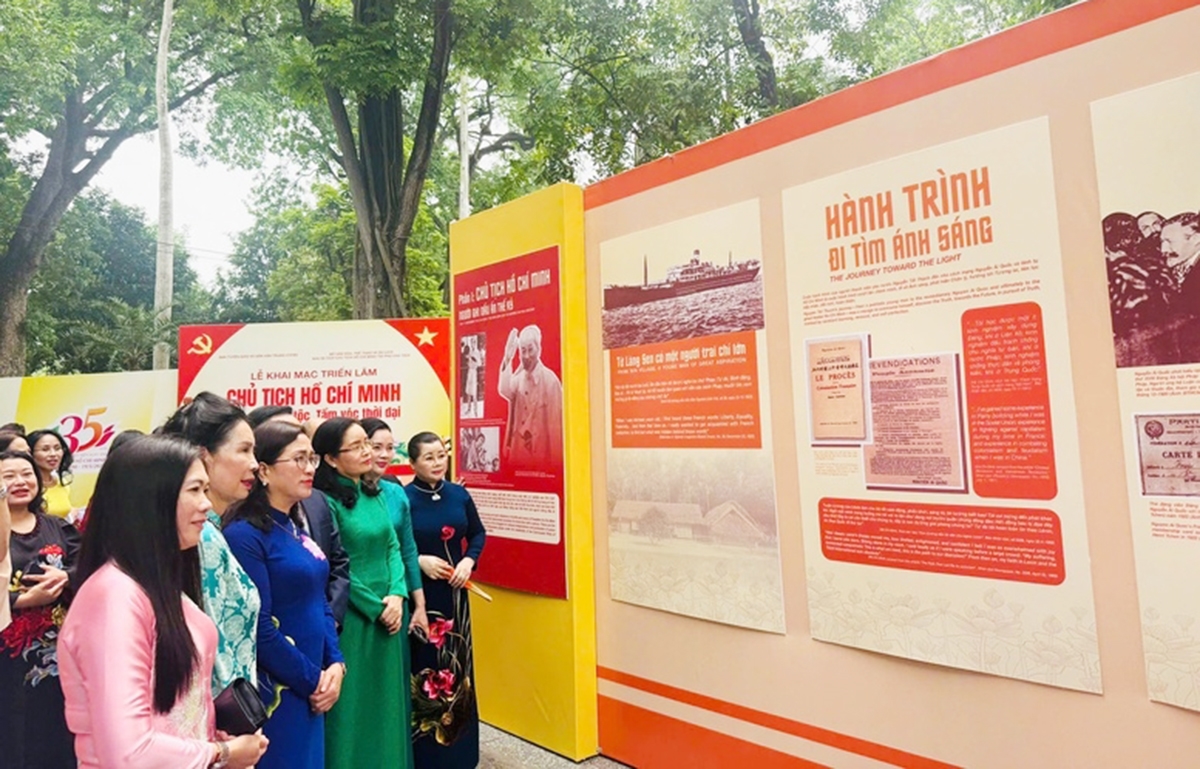 Các đại biểu tham quan Triển lãm