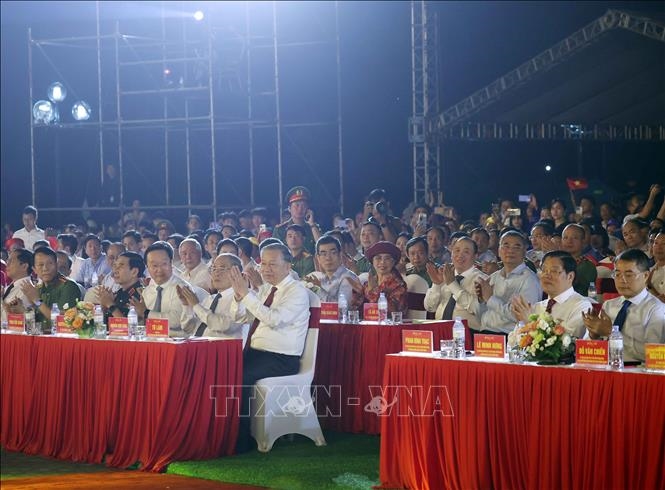 Tổng Bí thư Tô Lâm và các đại biểu dự khai mạc Lễ hội Làng Sen - Ảnh: TTXVN