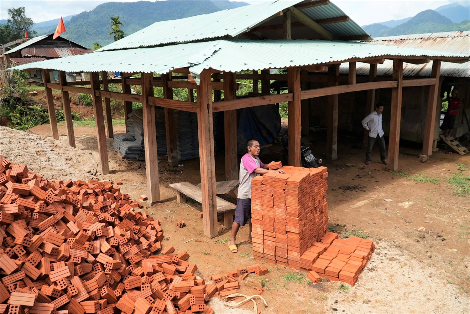 Người dân huyện Nam Trà My, tỉnh Quảng Nam được hỗ trợ kịp thời mua sắm vật liệu xây dựng nhà ở (Ảnh: Đăng Nguyên).