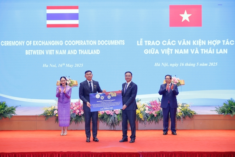 Thủ tướng Phạm Minh Chính và Thủ tướng Thái Lan Paetongtarn Shinawatra chứng kiến trao Khoản hỗ trợ tài chính nhân dịp kỷ niệm hơn một thập niên triển khai Thư Thỏa thuận hợp tác về công tác thực thi pháp luật và kiểm soát ma túy giữa Văn phòng Ủy ban Phòng, chống ma túy, Bộ Tư pháp Thái Lan và Cục Cảnh sát điều tra tội phạm về ma túy, Bộ Công an Việt Nam - Ảnh: VGP/Nhật Bắc