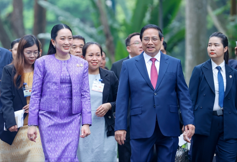 Sau Lễ đón, hai Thủ tướng di chuyển tới Trụ sở Chính phủ để tiến hành hội đàm - Ảnh: VGP/Nhật Bắc
