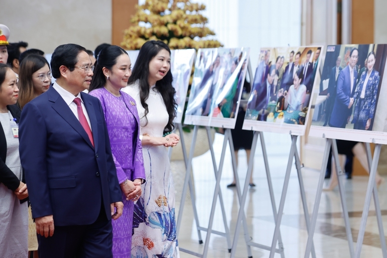 Thủ tướng Phạm Minh Chính và Thủ tướng Paetongtarn Shinawatra tham quan trưng bày ảnh về đất nước, con người và quan hệ tốt đẹp Việt Nam - Thái Lan - Ảnh: VGP/Nhật Bắc