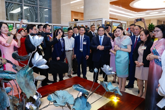 Thủ tướng Phạm Minh Chính và Thủ tướng Paetongtarn Shinawatra tham quan triển lãm các sản phẩm thủ công mỹ nghệ đặc sắc của Việt Nam - Ảnh: VGP/Nhật Bắc