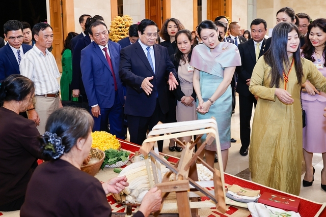 Dẫn nguồn -Thủ tướng Phạm Minh Chính cùng Thủ tướng Thái Lan tham quan triển lãm sản phẩm thủ công mỹ nghệ Việt Nam 10