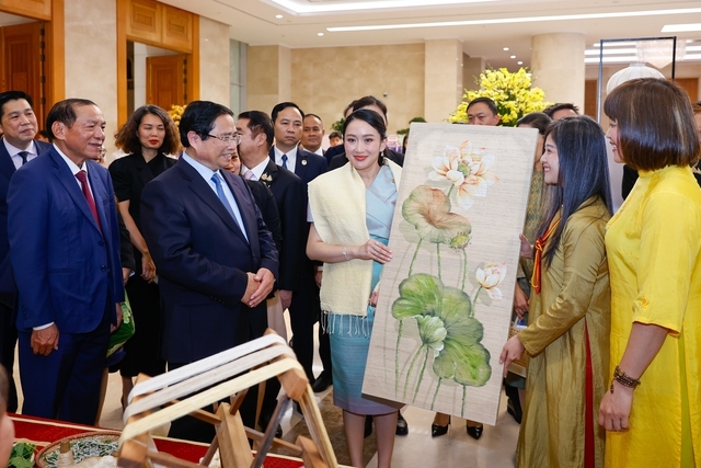 Dẫn nguồn -Thủ tướng Phạm Minh Chính cùng Thủ tướng Thái Lan tham quan triển lãm sản phẩm thủ công mỹ nghệ Việt Nam 11