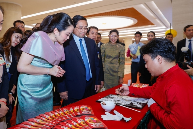 Dẫn nguồn -Thủ tướng Phạm Minh Chính cùng Thủ tướng Thái Lan tham quan triển lãm sản phẩm thủ công mỹ nghệ Việt Nam 12