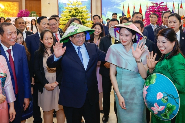 Dẫn nguồn -Thủ tướng Phạm Minh Chính cùng Thủ tướng Thái Lan tham quan triển lãm sản phẩm thủ công mỹ nghệ Việt Nam 16