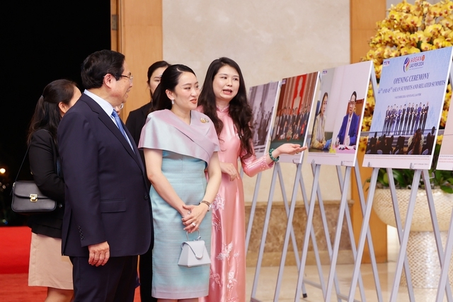 Thủ tướng Phạm Minh Chính và Thủ tướng Thái Lan Paetongtarn Shinawatra tham quan trưng bày ảnh Việt Nam - Thái Lan - Ảnh: VGP/Nhật Bắc