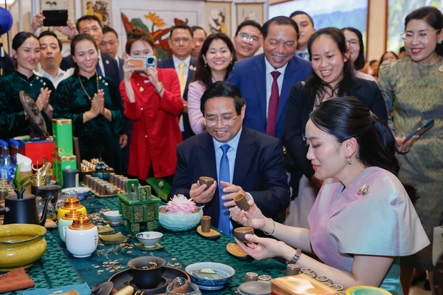 Dẫn nguồn -Thủ tướng Phạm Minh Chính cùng Thủ tướng Thái Lan tham quan triển lãm sản phẩm thủ công mỹ nghệ Việt Nam 7