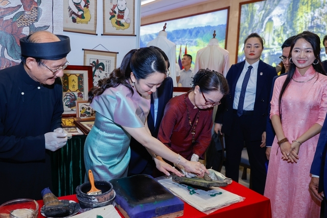 Dẫn nguồn -Thủ tướng Phạm Minh Chính cùng Thủ tướng Thái Lan tham quan triển lãm sản phẩm thủ công mỹ nghệ Việt Nam 8