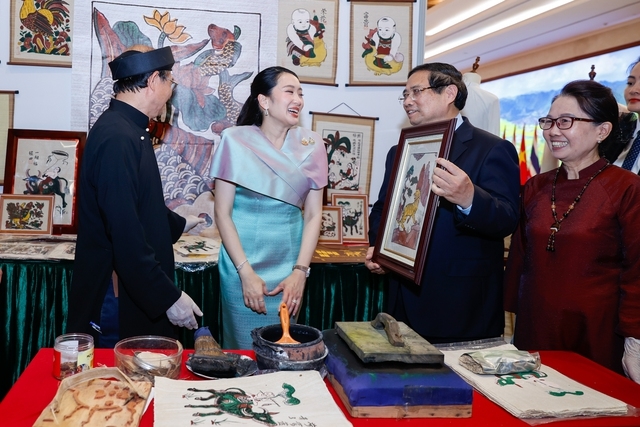 Dẫn nguồn -Thủ tướng Phạm Minh Chính cùng Thủ tướng Thái Lan tham quan triển lãm sản phẩm thủ công mỹ nghệ Việt Nam 9
