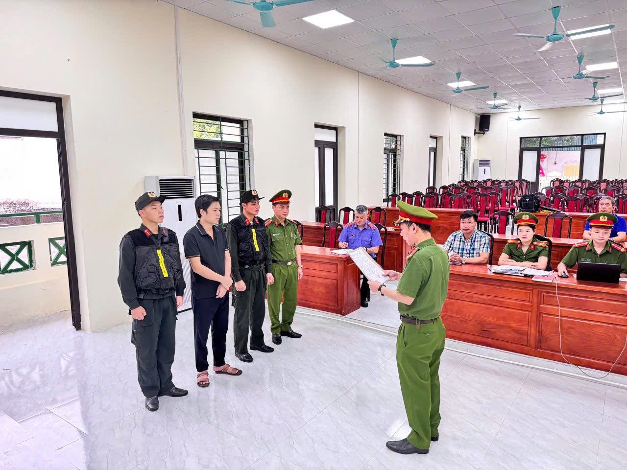 Công an tỉnh Hà Giang đọc Quyết định khởi tố vụ án hình sự, khởi tố bị can đối với Lê Văn Toàn. Ảnh: Công an Hà Giang