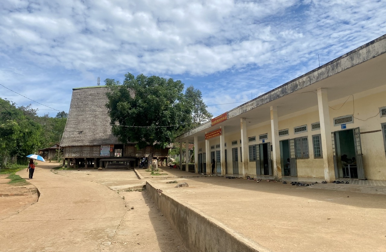 Điểm trường làng Kon Teo Đăk Lấp nằm bên cạnh ngôi nhà rông truyền thống của làng Kon Teo (cũ)