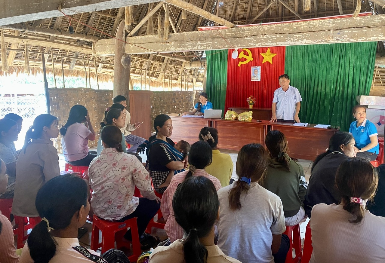 Tại buổi họp với lãnh đạo UBND xã Đăk Long nhiều người dân không đồng ý với chủ trương phá bỏ nhà rông xây dựng năm 1976 mà nên lựa chọn vị trí đất khác để xây dựng 2 phòng học 