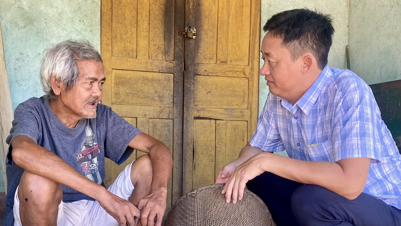 Ông A Yon (bên phải), già làng làng Kon Teo Đăk Lấp và dân làng mong muốn được giữ lại ngôi nhà rông làng Kon Teo (cũ), vì nhà rông gắn với thời điểm lập làng năm 1976 và được xem là linh hồn của làng