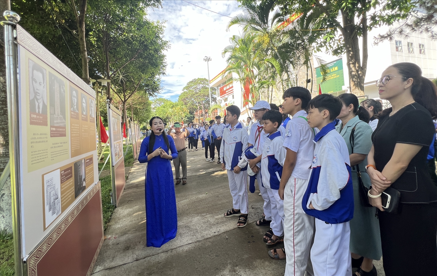 Đông đảo người dân, học sinh tham gia tỉm hiểu Triển lãm “Đường cách mạng - Đồng chí Hồ Chí Minh tại Trung Quốc” thông qua các hình ảnh, tư liệu, câu trích