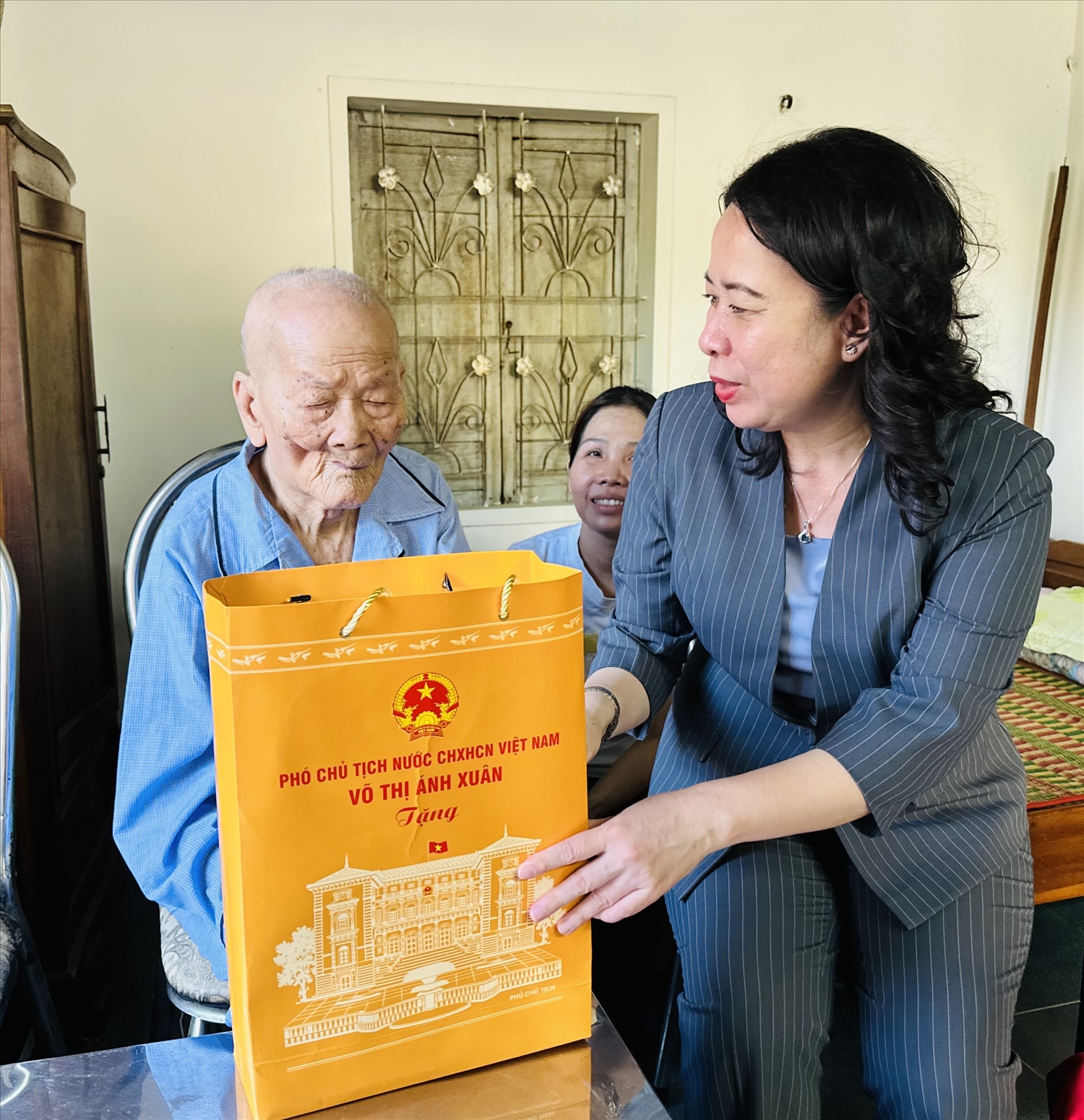 Phó Chủ tịch Nước Võ Thị Ánh Xuân thăm, tặng quà gia đình ông Huỳnh Nhành (ở xã Tây Xuân) là cán bộ, chiến sĩ tập kết ra Bắc