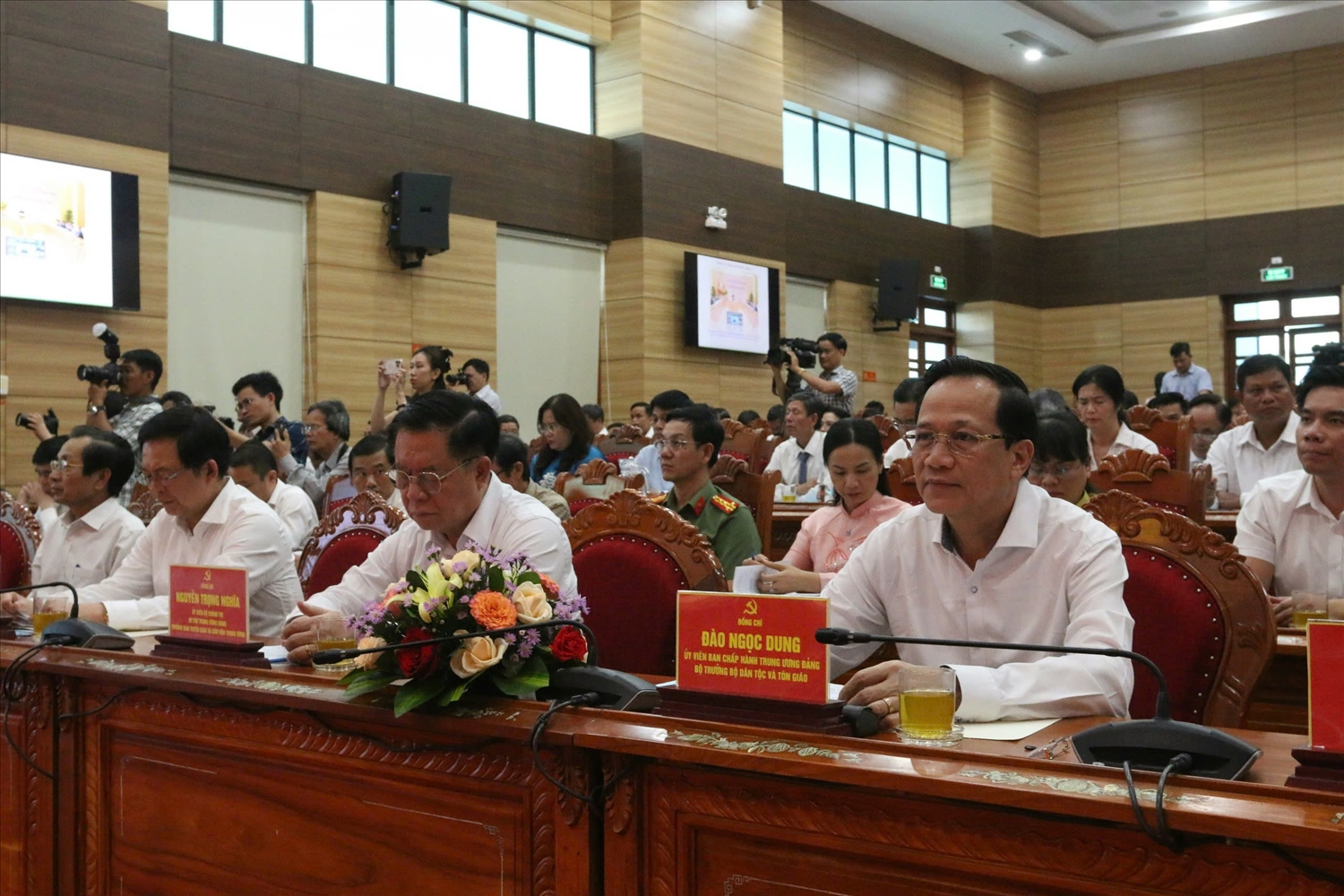 Ủy viên Bộ Chính trị, Bí thư Trung ương Đảng, Trưởng Ban Tuyên giáo và Dân vận Trung ương Nguyễn Trọng Nghĩa; Uỷ viên BCH Trung ương Đảng, Bộ trưởng Bộ Dân tộc và Tôn giáo Đào Ngọc Dung dự lễ công bố hoàn thành xoá nhà tạm, nhà dột nát tại Bình Định 