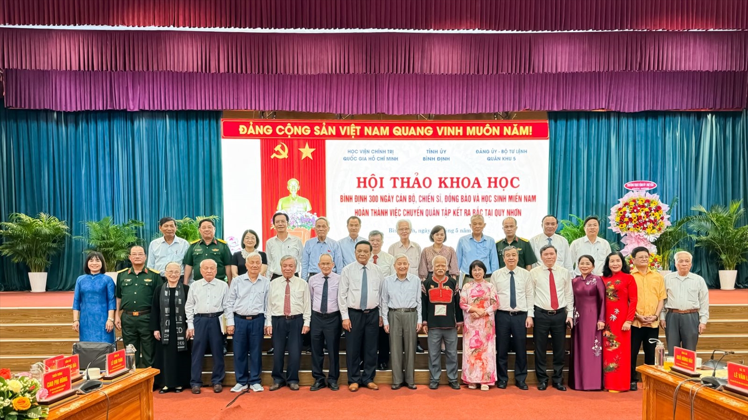 Các đại biểu chụp hình lưu niệm tại Hội thảo
