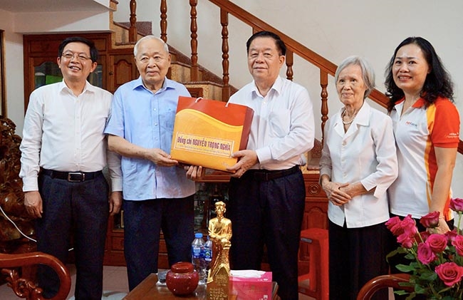 Trưởng Ban Tuyên giáo và Dân vận Trung ương Nguyễn Trọng Nghĩa (thứ ba từ phải sang) và Bí thư Tỉnh ủy Hồ Quốc Dũng (bìa trái) thăm và tặng quà Nguyên Giám đốc Công an tỉnh Ngô Tu