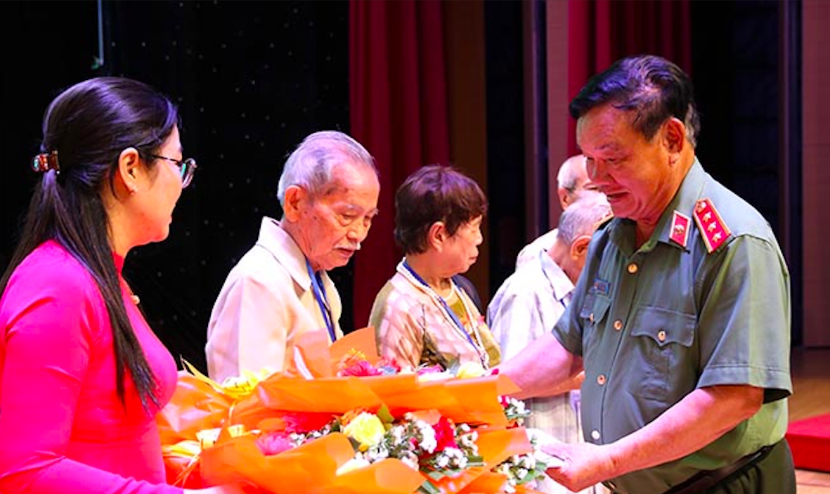 Thượng tướng Nguyễn Khánh Toàn, Trưởng Ban liên lạc học sinh miền Nam Trung ương, trao quà tri ân giáo viên các Trường học sinh miền Nam trên đất Bắc
