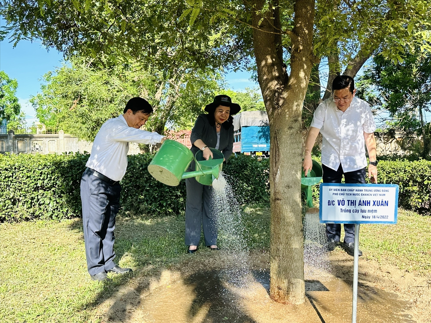 Phó Chủ tịch Nước Võ Thị Ánh Xuân trồng cây lưu niệm tại Bảo tàng Quang Trung