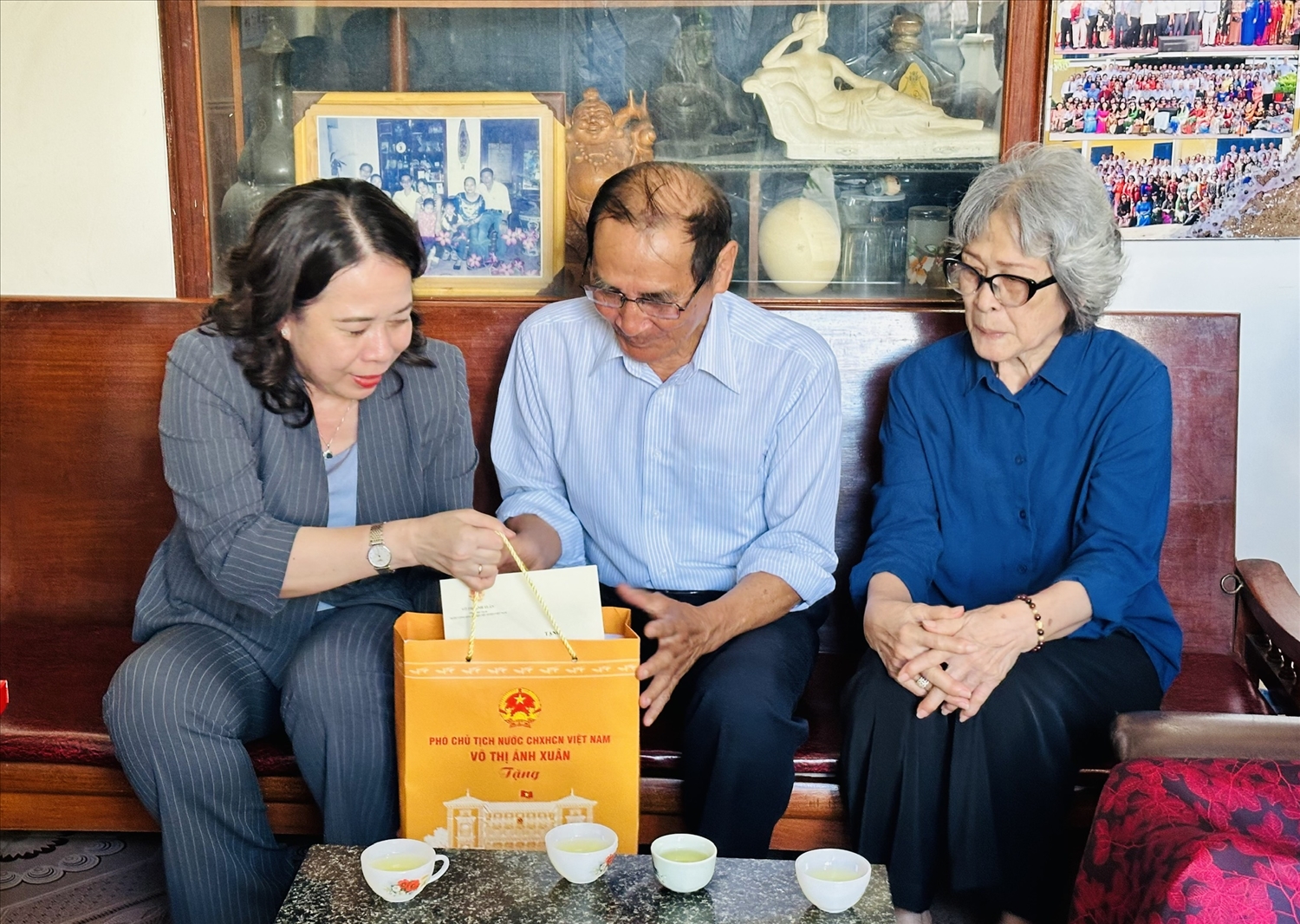 Phó Chủ tịch nước Võ Thị Ánh Xuân tặng quà gia đình Nhà giáo ưu tú Trần Vĩnh Thọ (ở thị trấn Phú Phong), là học sinh tập kết ra Bắc