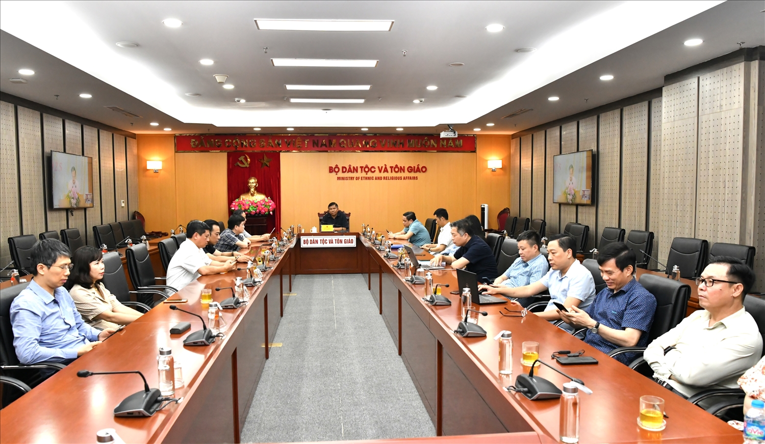 Tại điểm cầu Bộ Dân tộc và Tôn giáo, Thứ trưởng Y Thông cùng các thành viên BCĐ phát triển KHCN, đổi mới sáng tạo, chuyển đổi số và Đề án 06 của Bộ; lãnh đạo các Vụ, Cục, đơn vị trực thuộc có liên quan dự họp
