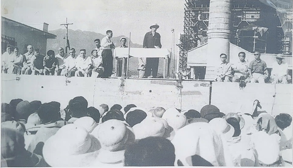 Bác Hồ nói chuyện với cán bộ, công nhân Nhà máy điện Lào Cai năm 1958
