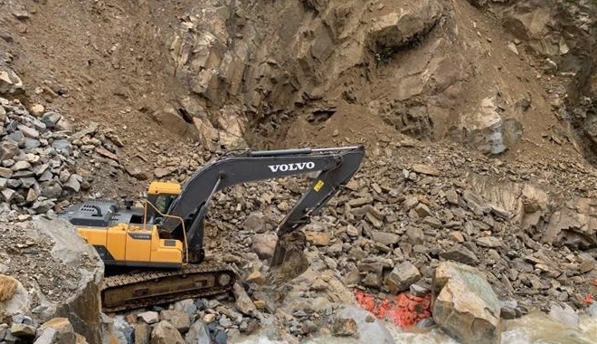 Máy xúc được sử dụng để san gạt các cơ trên cao ta luy dương và sau đó sử dụng các phương tiện chuyên dụng để tiếp cận hiện trường trong quá trình tìm kiếm các nạn nhân