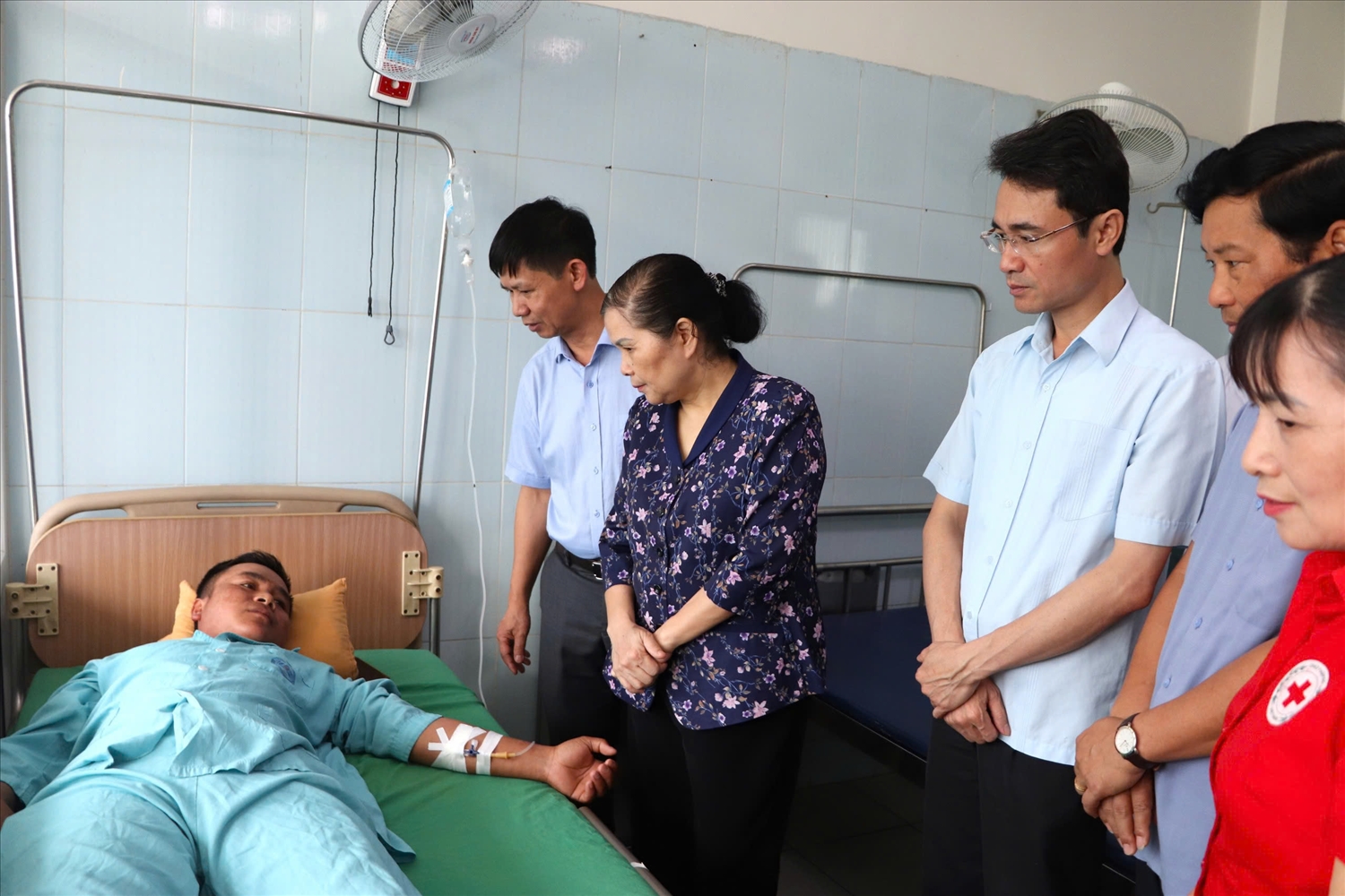Bí thư tỉnh ủy Lai Châu Giàng Páo Mỷ thăm hỏi, động viên 04 người bị thương đang được điều trị tích cực tại Bệnh viện Đa khoa tỉnh 
