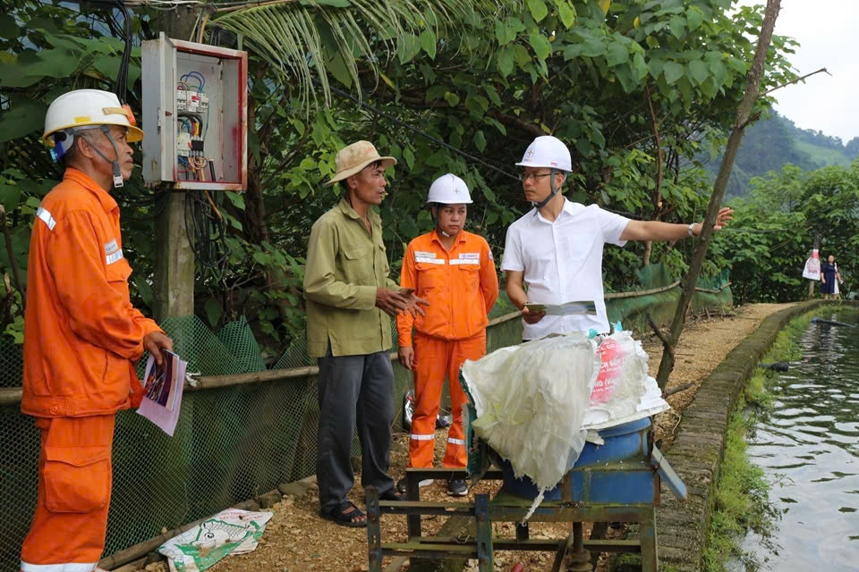 Tuyên truyền, hướng dẫn khách hàng sử dụng điện tiết kiệm và an toàn