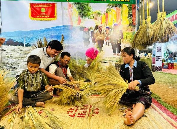 Người dân chia sè kinh nghiệm, giúp nhau thoát nghèo ( Trong ảnh: Nghề đan chổi đói cũng giúp nhiều hộ Vân Kiều ở Hà Lêt có thu nhập ổn định)