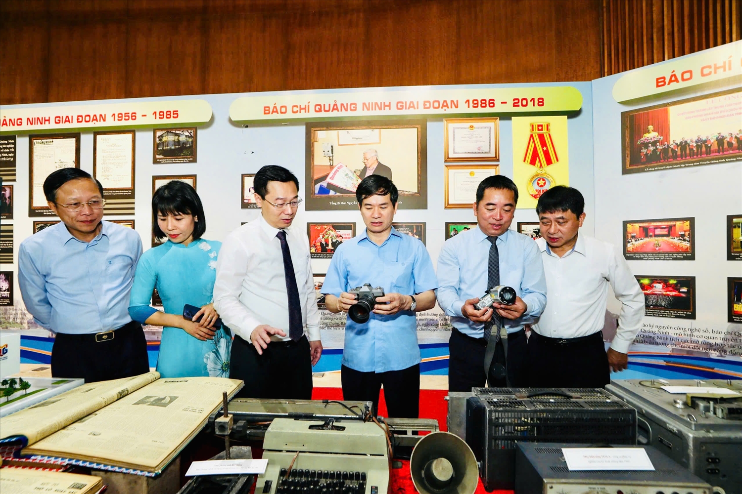Đại biểu tham quan các không gian triển lãm