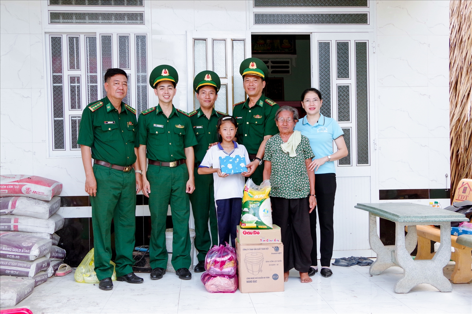 Thăm tặng quà cho các em học sinh có hoàn cảnh khó khăn trong chương trình “Nâng bước em tới trường”