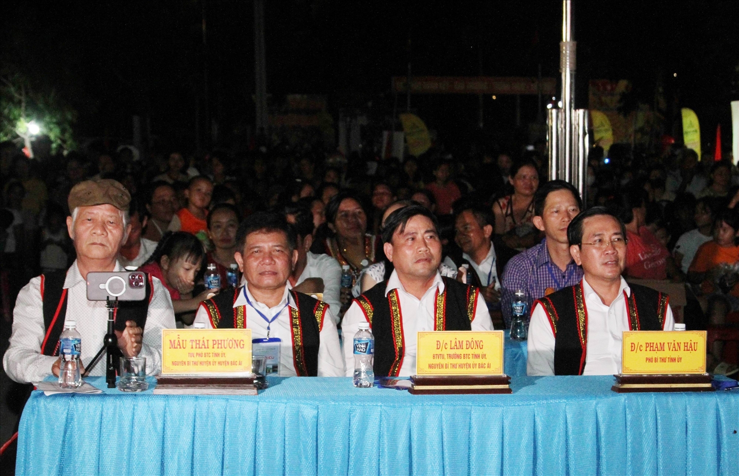 Ông Phạm Văn Hậu, Phó Bí thư Thường trực Tỉnh ủy- Chủ tịch HĐND tỉnh dự chương trình nghệ thuật “Đêm hội Raglay” huyện Bác Ái. 