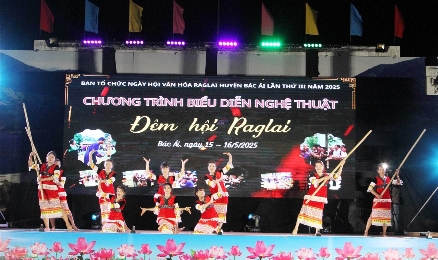 Tiết mục hát múa Hương sắc Raglay do diễn viên xã Phước Đại biểu diễn. 