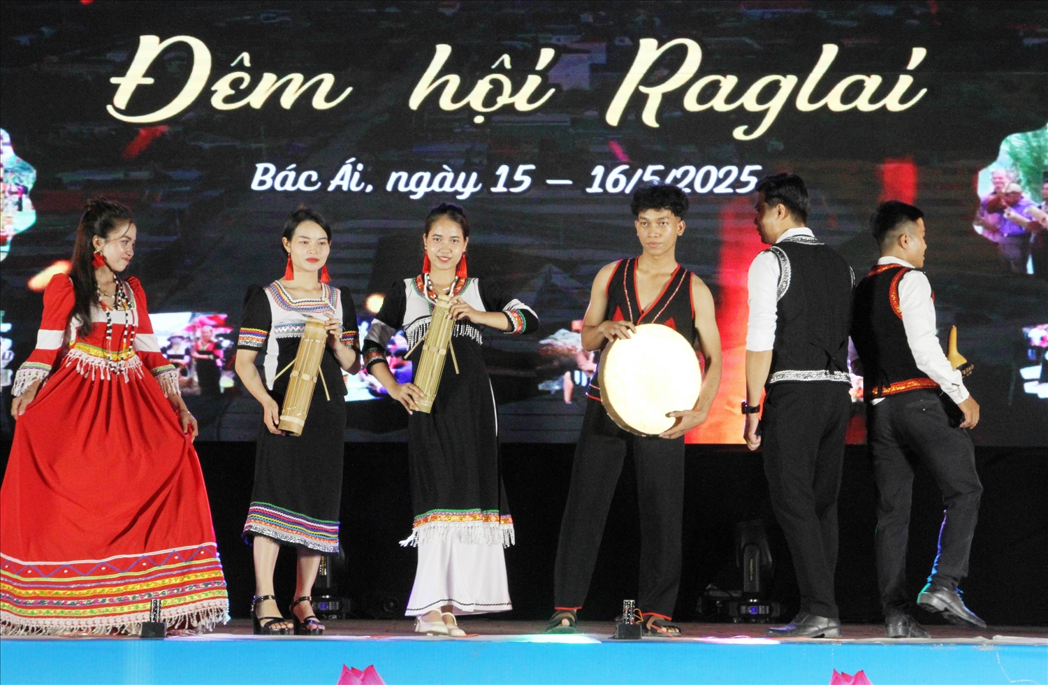 Trình diễn trang phục Raglay truyền thống.