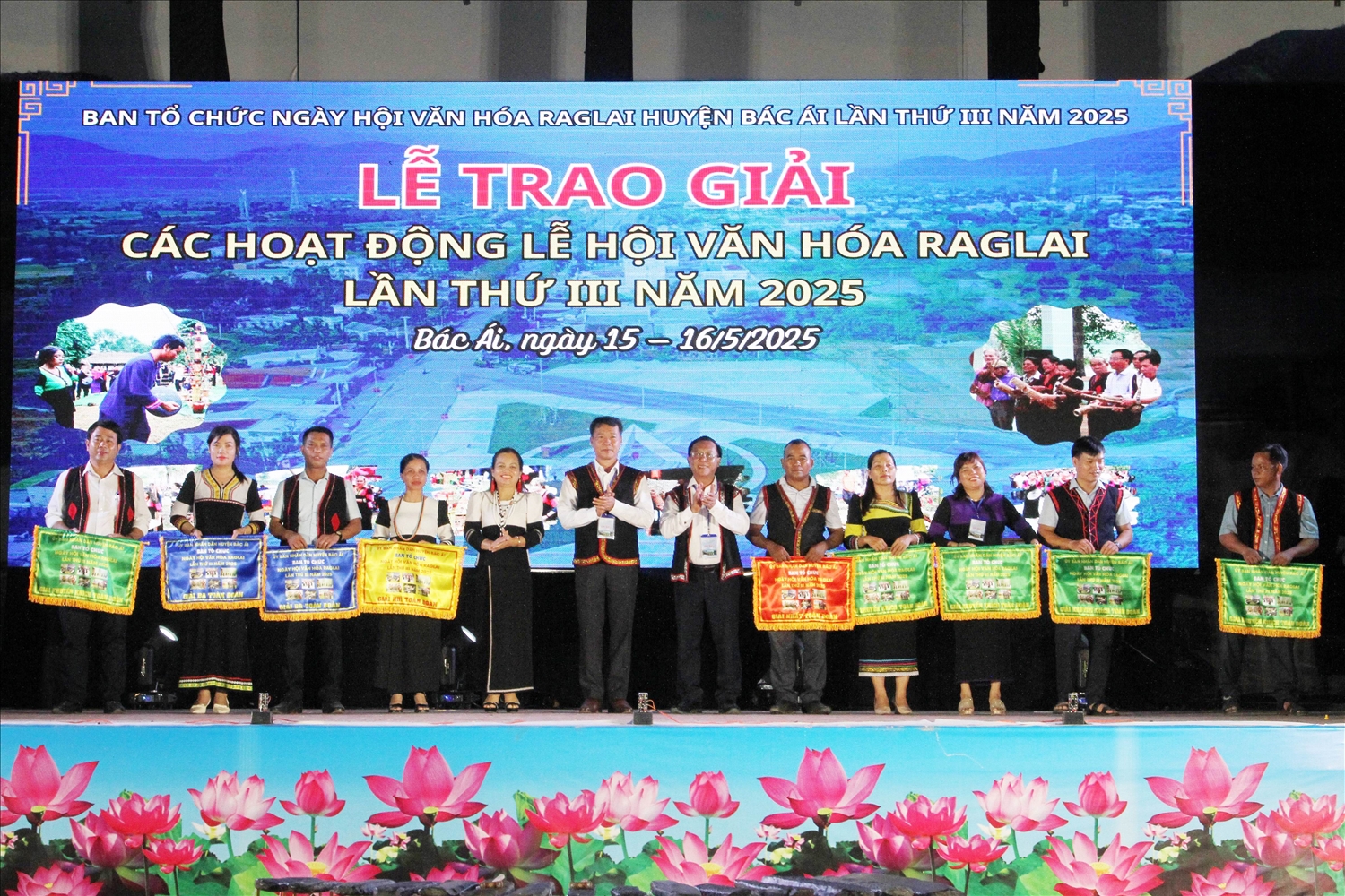 Lãnh đạo UBND huyện Bác Ái trao giải thưởng cho các xã tham gia Lễ hội Văn hóa Raglay 2025.