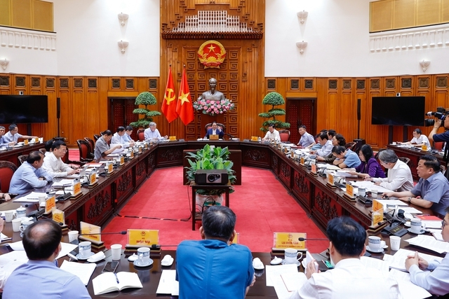 Thủ tướng yêu cầu các bộ, cơ quan ngang bộ tiếp tục rà soát để báo cáo cấp có thẩm quyền trước ngày 30/5; khẩn trương xây dựng, hoàn thiện các nghị định, Bộ Tư pháp thẩm định, trình Chính phủ ban hành - Ảnh: VGP/Nhật Bắc