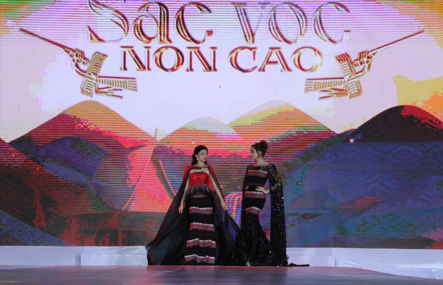 Em kg tin ảnh: Thổ cẩm kể chuyện “Sắc vóc non cao” 3