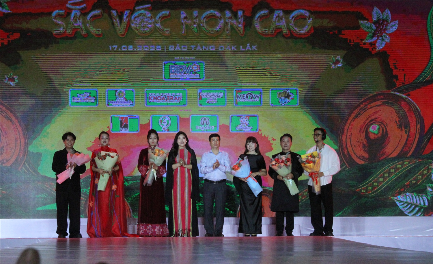 Ban tổ chức tặng hoa các nhà thiết kế, thương hiệu thời trang