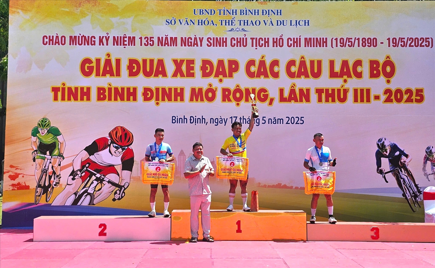 Ban Tổ chức trao giải cá nhân ở nhóm 2, nam trung niên (40 - 49 tuổi) thi đấu cự ly 32km