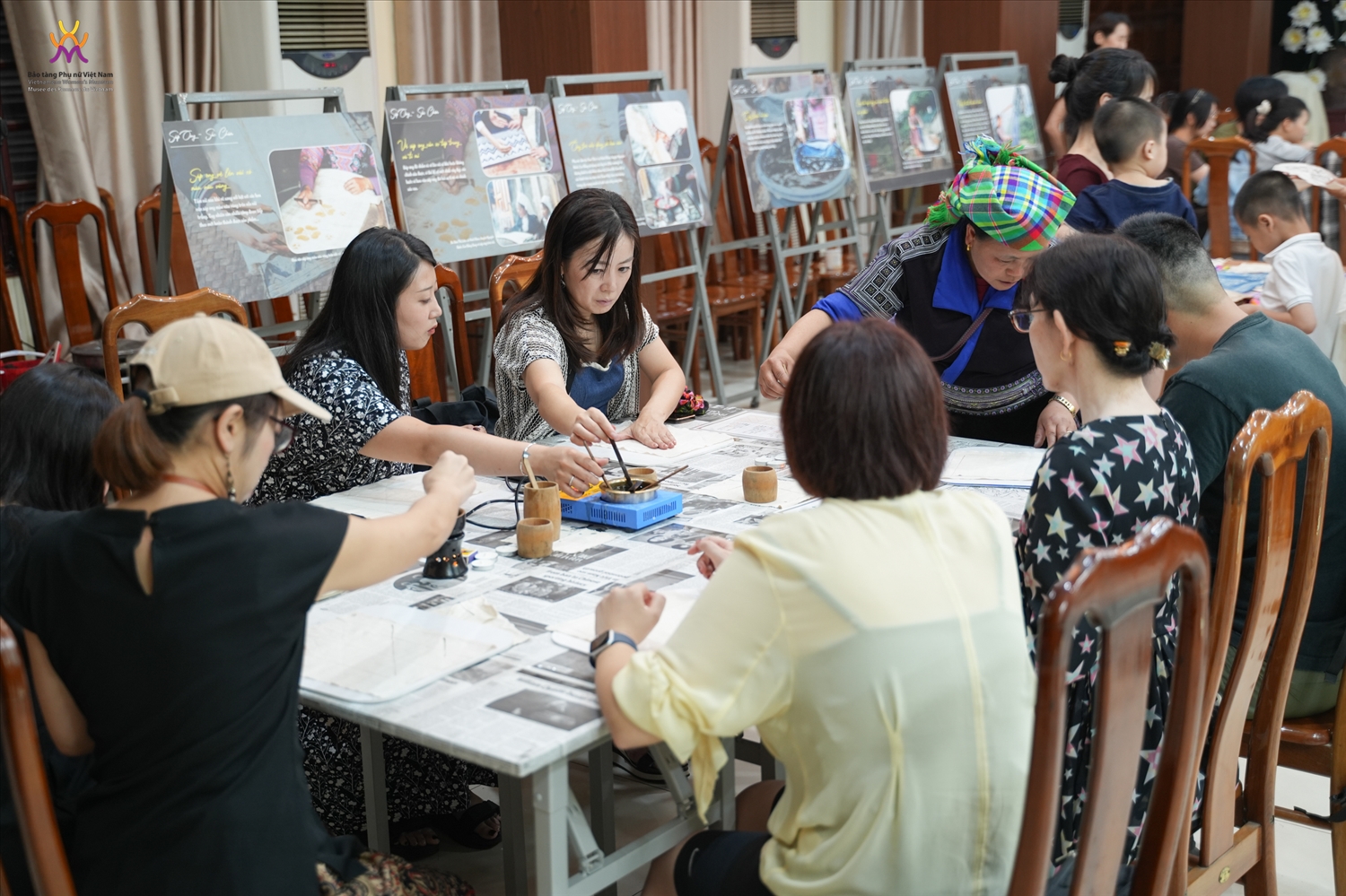 Đông đảo du khách đến thăm quan, tìm hiểu trải nghiệm hoạt động “Giữ màu di sản”