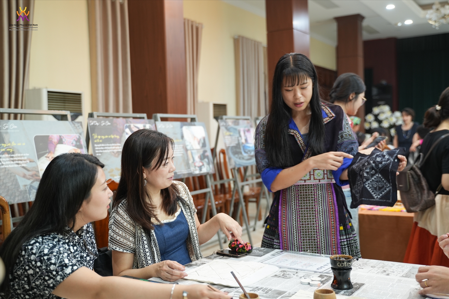 Nghệ nhân người Mông giới thiệu kỹ thuật vẽ sáp ong.