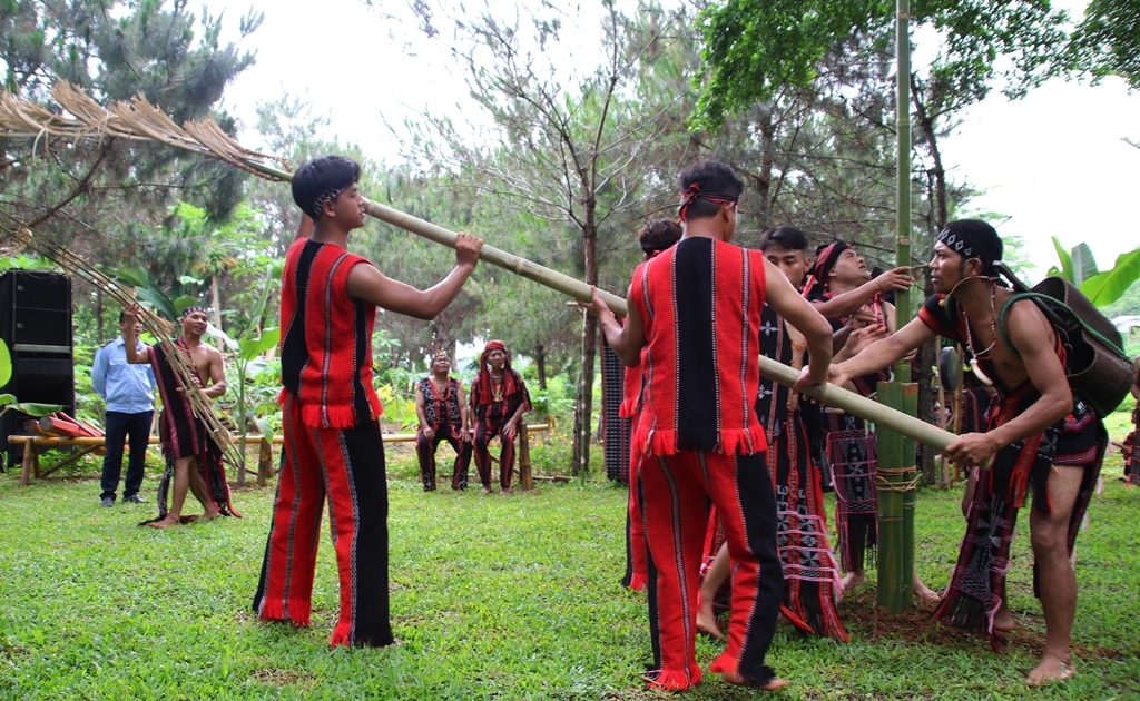 Trưởng làng và các trưởng họ hướng dẫn các chàng trai đào đất chôn cột nêu sau khi đã làm lễ báo cáo Giàng